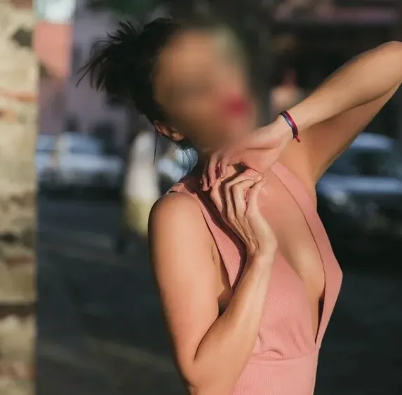 Lucia, 33